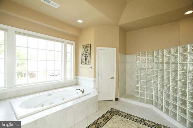 ROUNDTREE PARK - Residential Lease