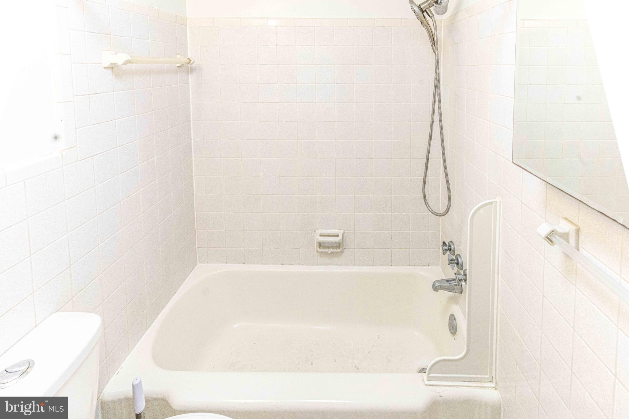 YORKTOWN CONDOMINIUM - Residential Lease