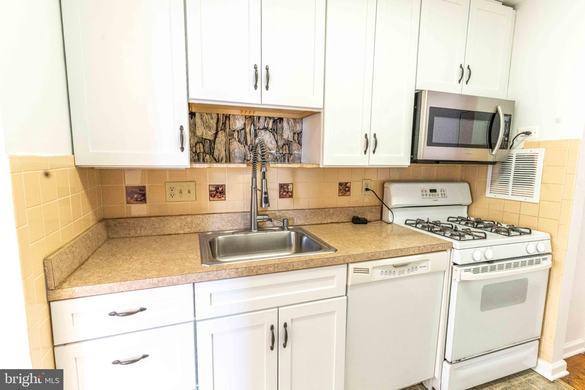 YORKTOWN CONDOMINIUM - Residential Lease