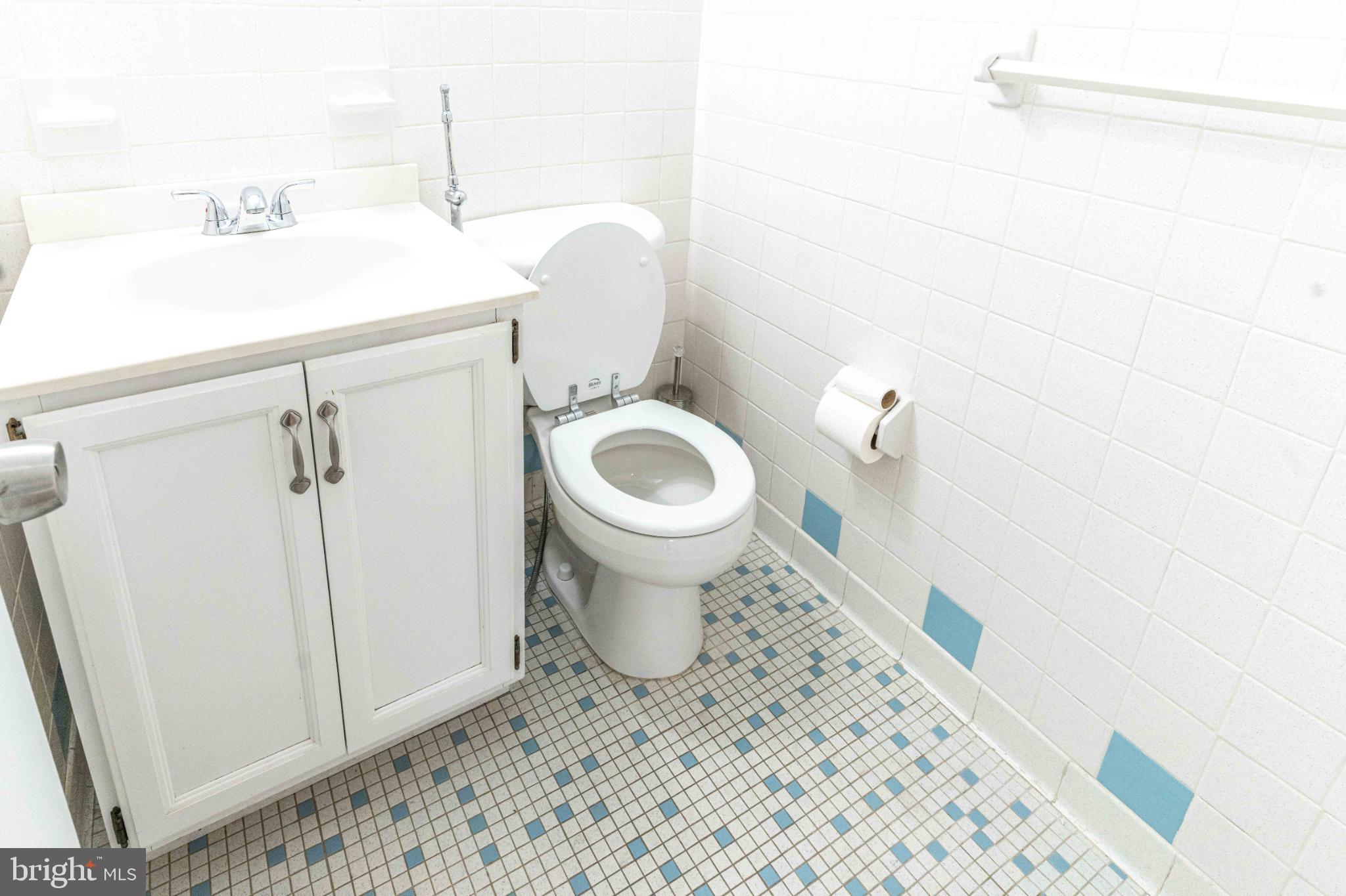 YORKTOWN CONDOMINIUM - Residential Lease