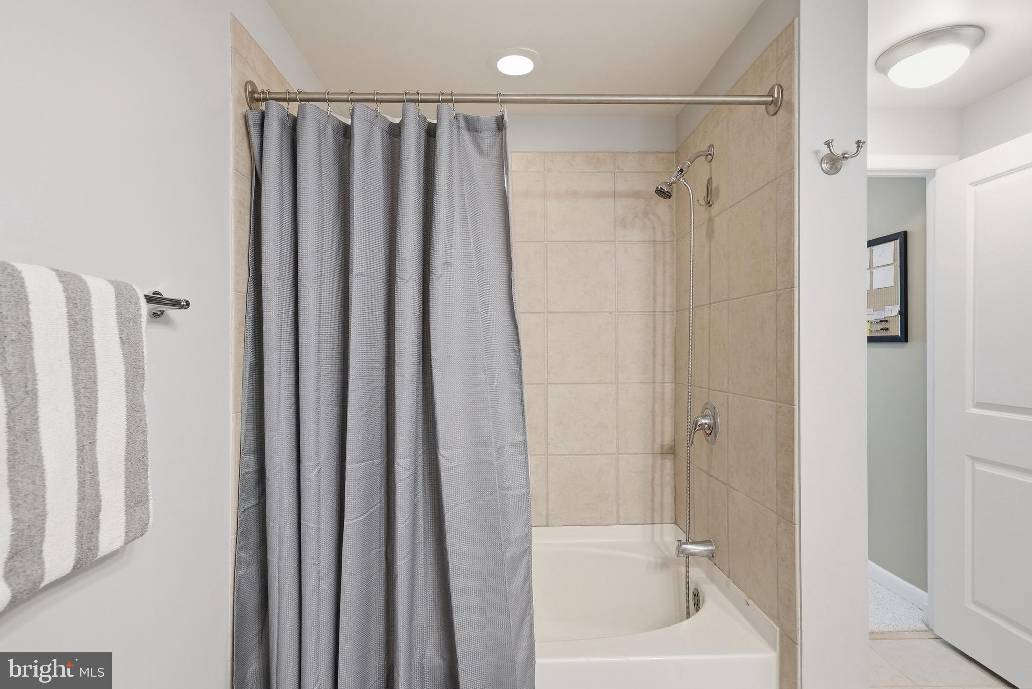 CLARENDON 1021 - Residential