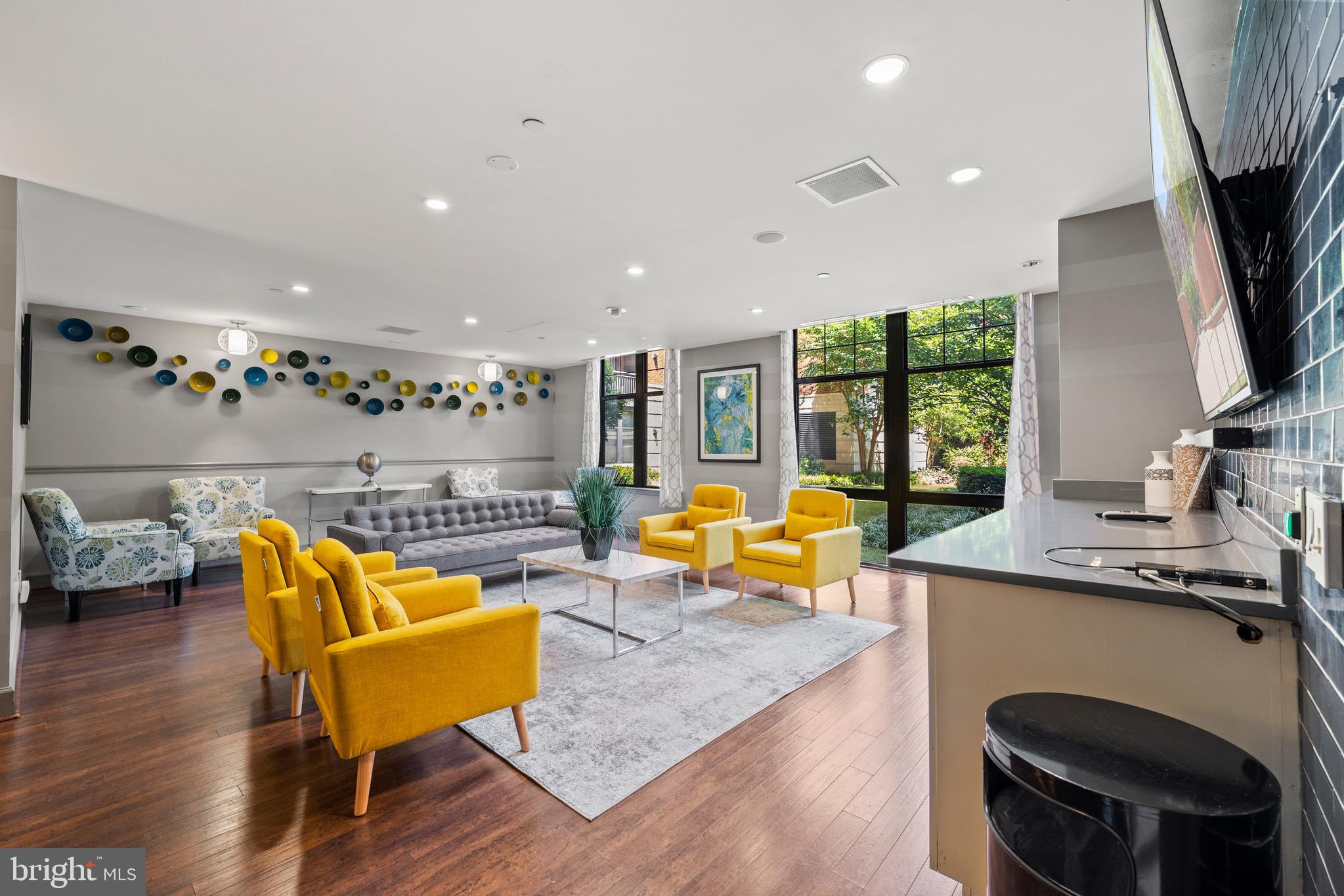 CLARENDON 1021 - Residential