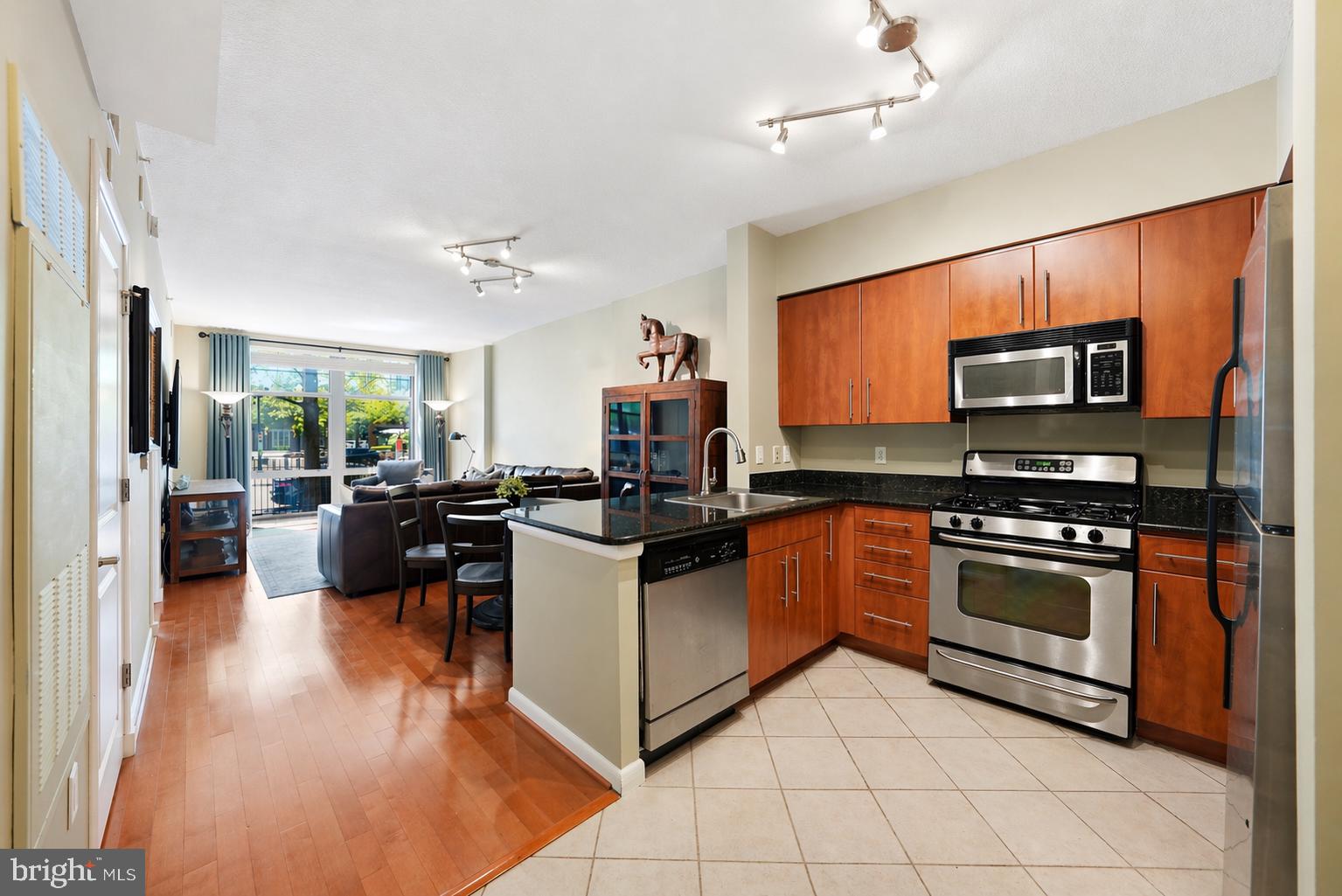 CLARENDON 1021 - Residential