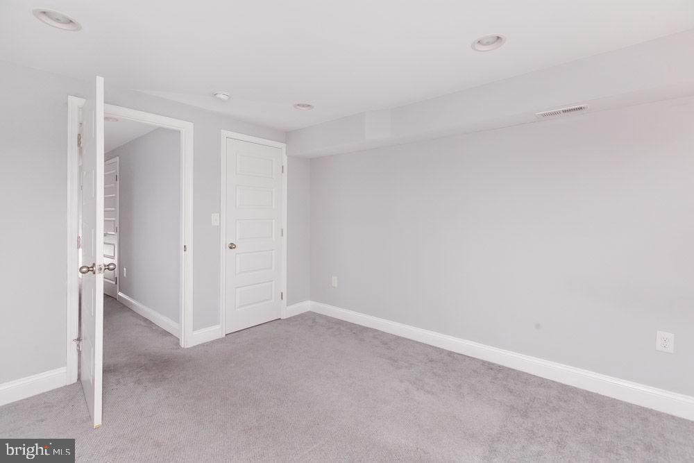 RIVERSIDE - Residential Lease