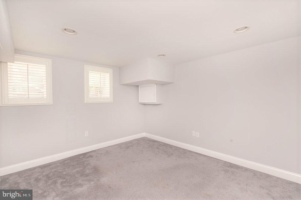 RIVERSIDE - Residential Lease