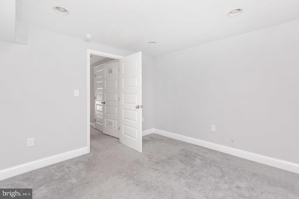 RIVERSIDE - Residential Lease