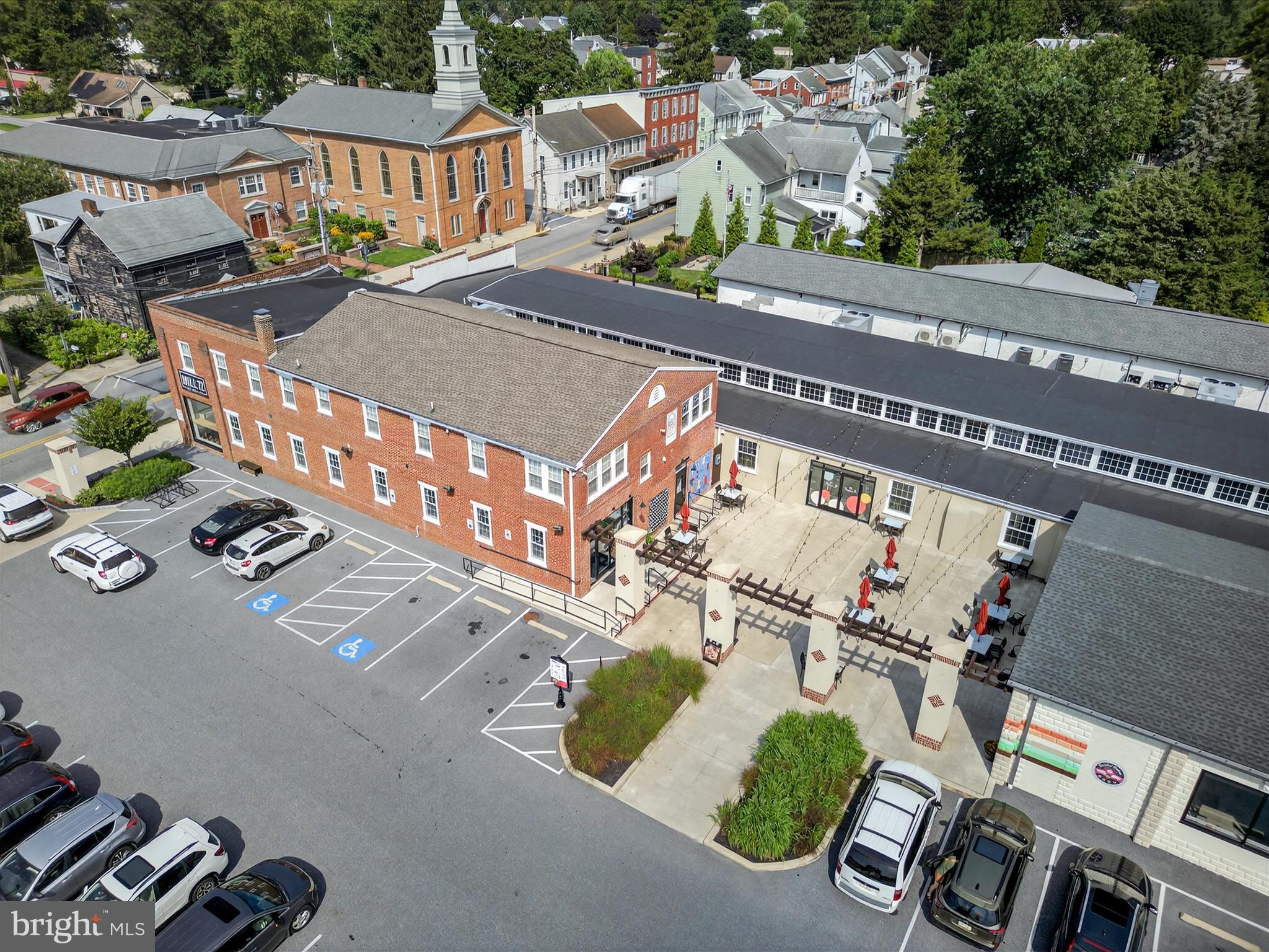 Main image without alt text