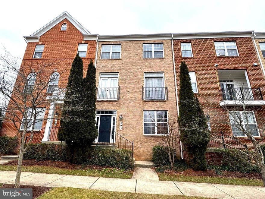 Spacious 3-Level Townhouse for Rent – Prime Location!
This bright and spacious 3-level townhouse features 4 bedrooms, 3 full baths, and 1 half bath, making it the perfect home for families or professionals seeking both comfort and convenience. Enjoy ample space with a 2-car garage, ideal for parking or extra storage.
Located just minutes from public transportation and shopping centers, you'll have easy access to everything you need. Whether you're commuting or enjoying local amenities, this home offers the perfect balance of privacy and accessibility.  Tenant requirements include:Proof of income (3X rent), Good credit (750+), Strong references and a clean background check. Don’t miss out on this beautiful home!