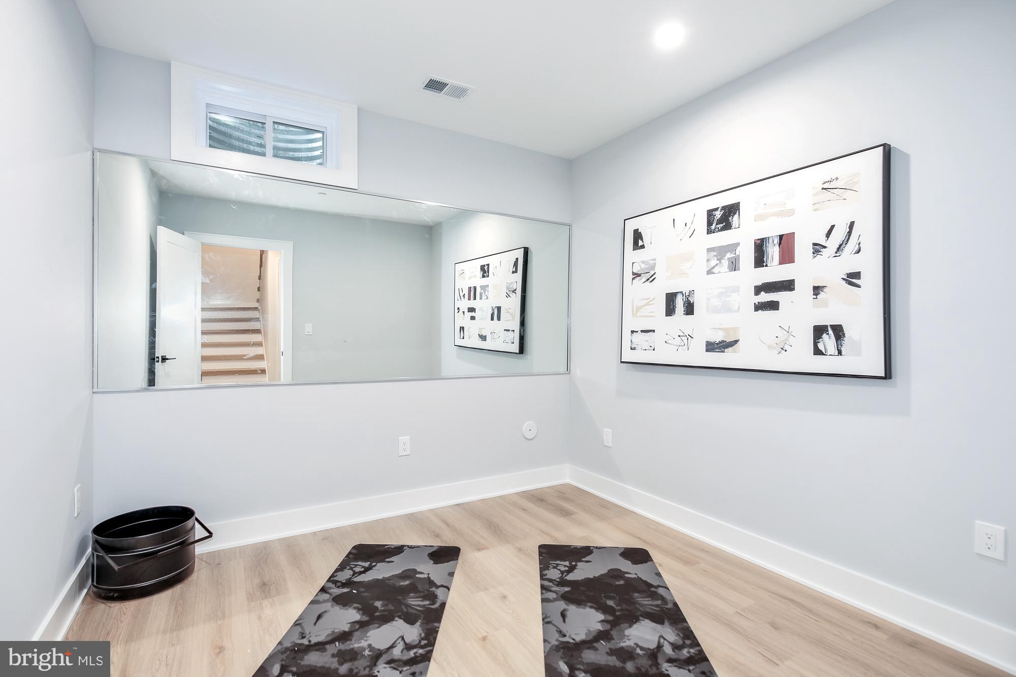 GREENWICH FOREST - Residential