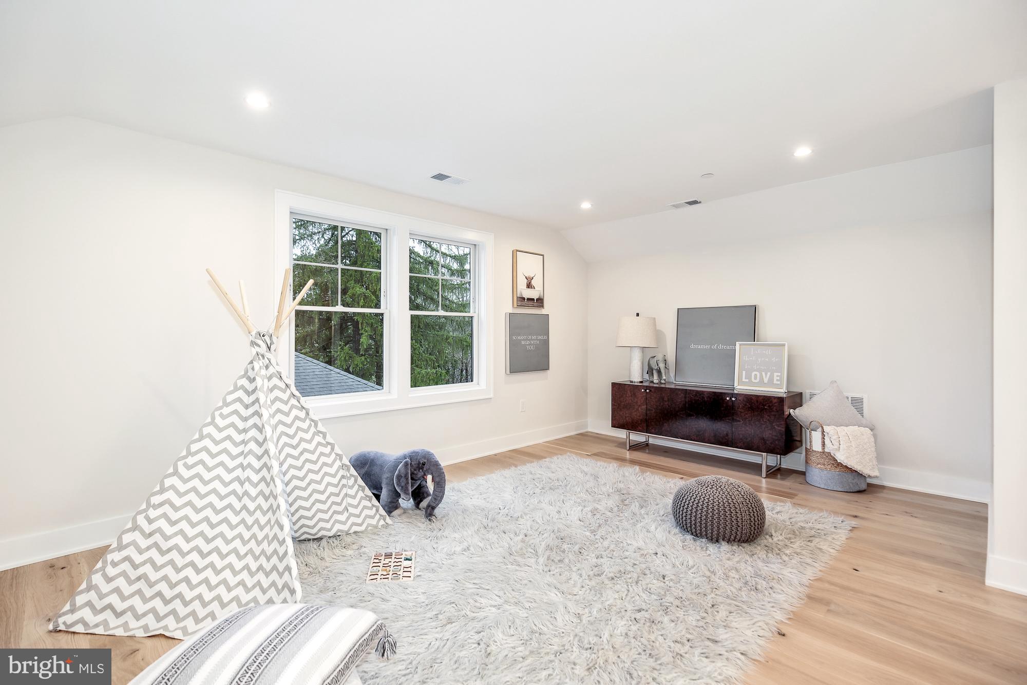 GREENWICH FOREST - Residential