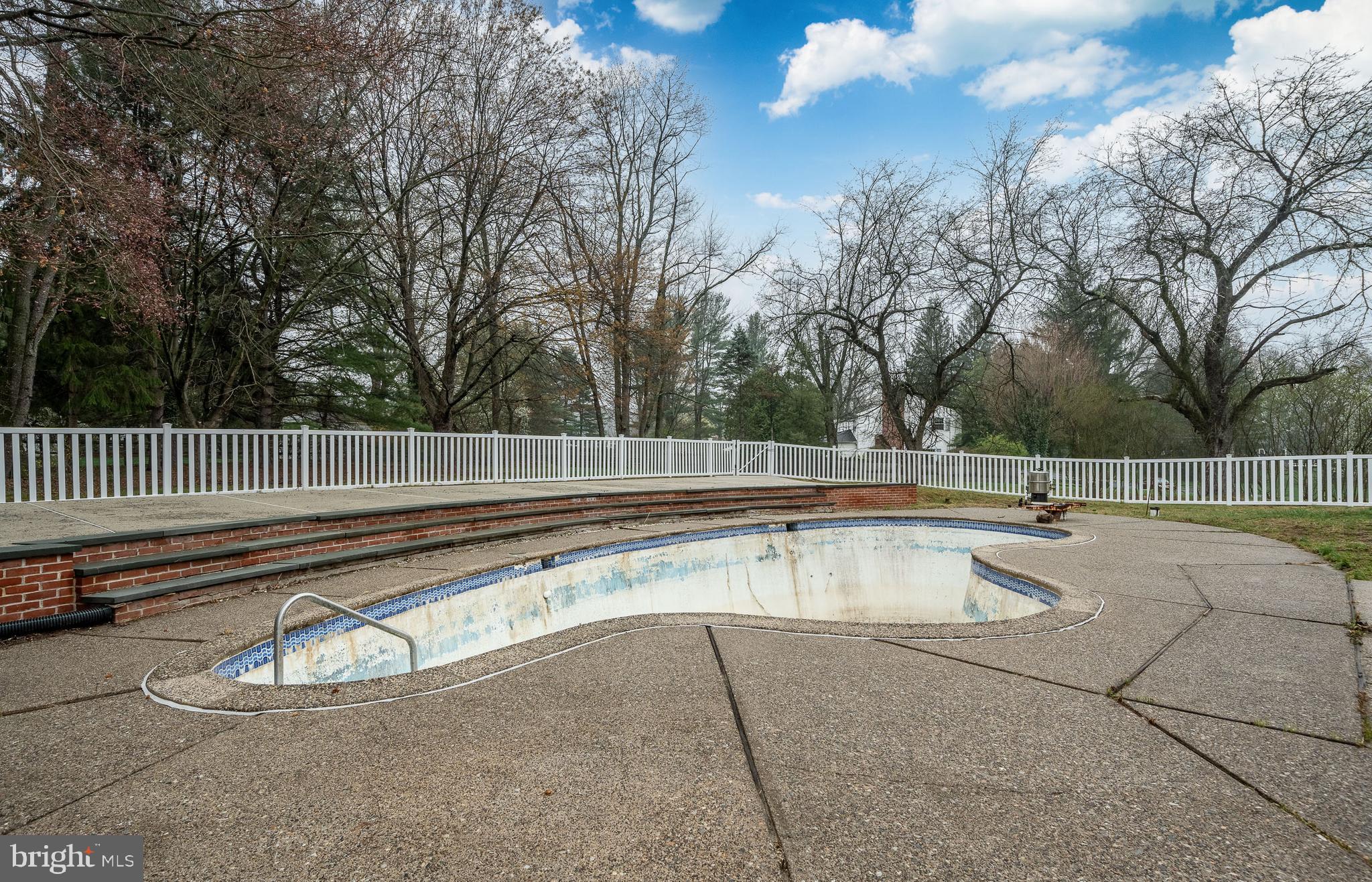 WOODS OF PEBBLE HI - Residential