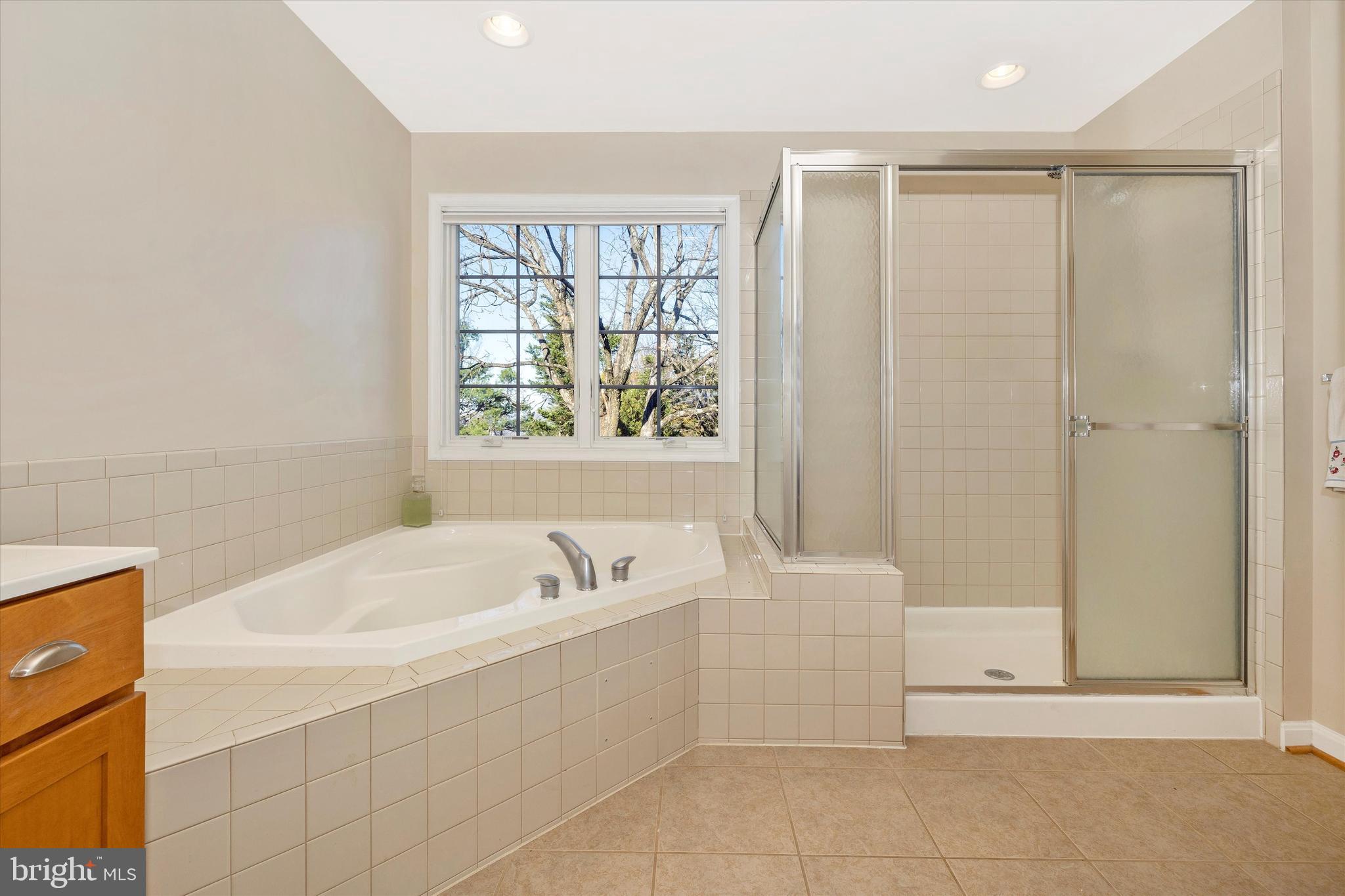 ROUND HILL - Residential