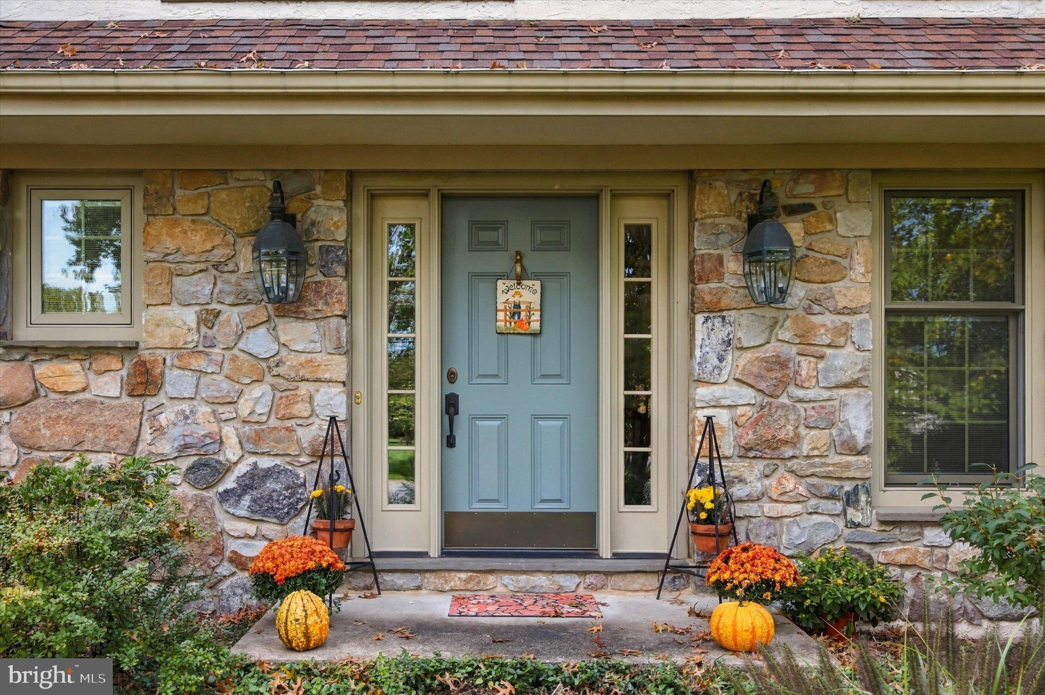 10 MANOR LANE