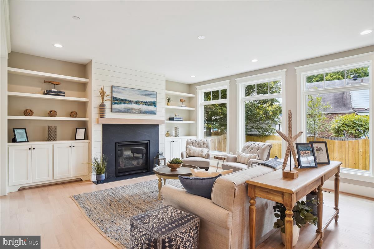 GLENBROOK KNOLLS - Residential