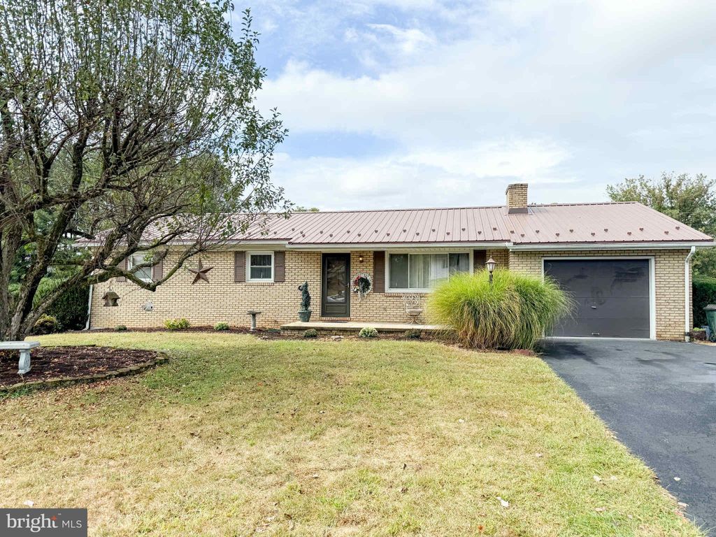 Photo of 2951 Jefferson Dr, CHAMBERSBURG, PA 17201 (MLS # PAFL2030134)