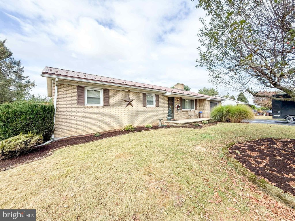 Photo of 2951 Jefferson Dr, CHAMBERSBURG, PA 17201 (MLS # PAFL2030134)
