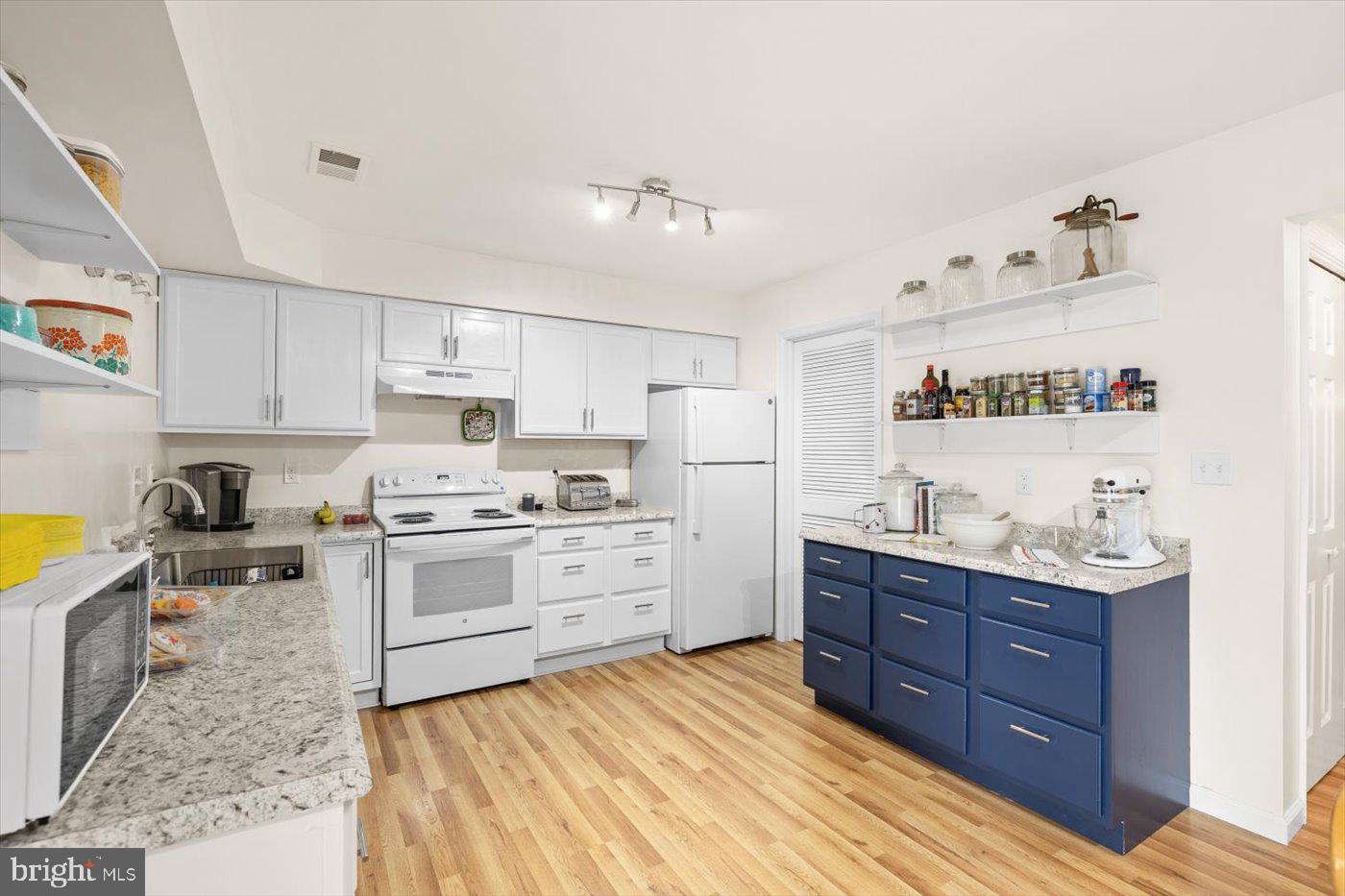 OLDE GREENWICH - Residential