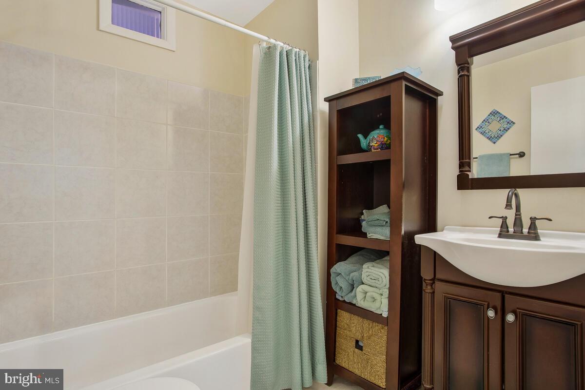 COLLEGE PARK WOODS - Residential