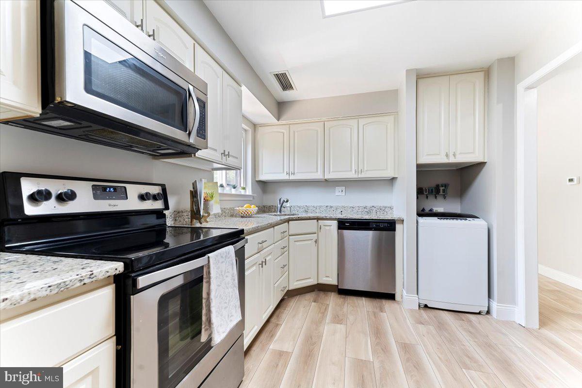 OAK HILL ESTATES - Residential Lease