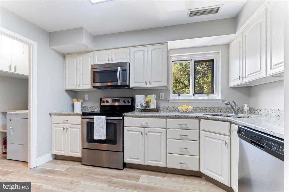 OAK HILL ESTATES - Residential Lease