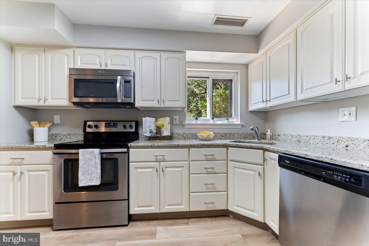 OAK HILL ESTATES - Residential Lease