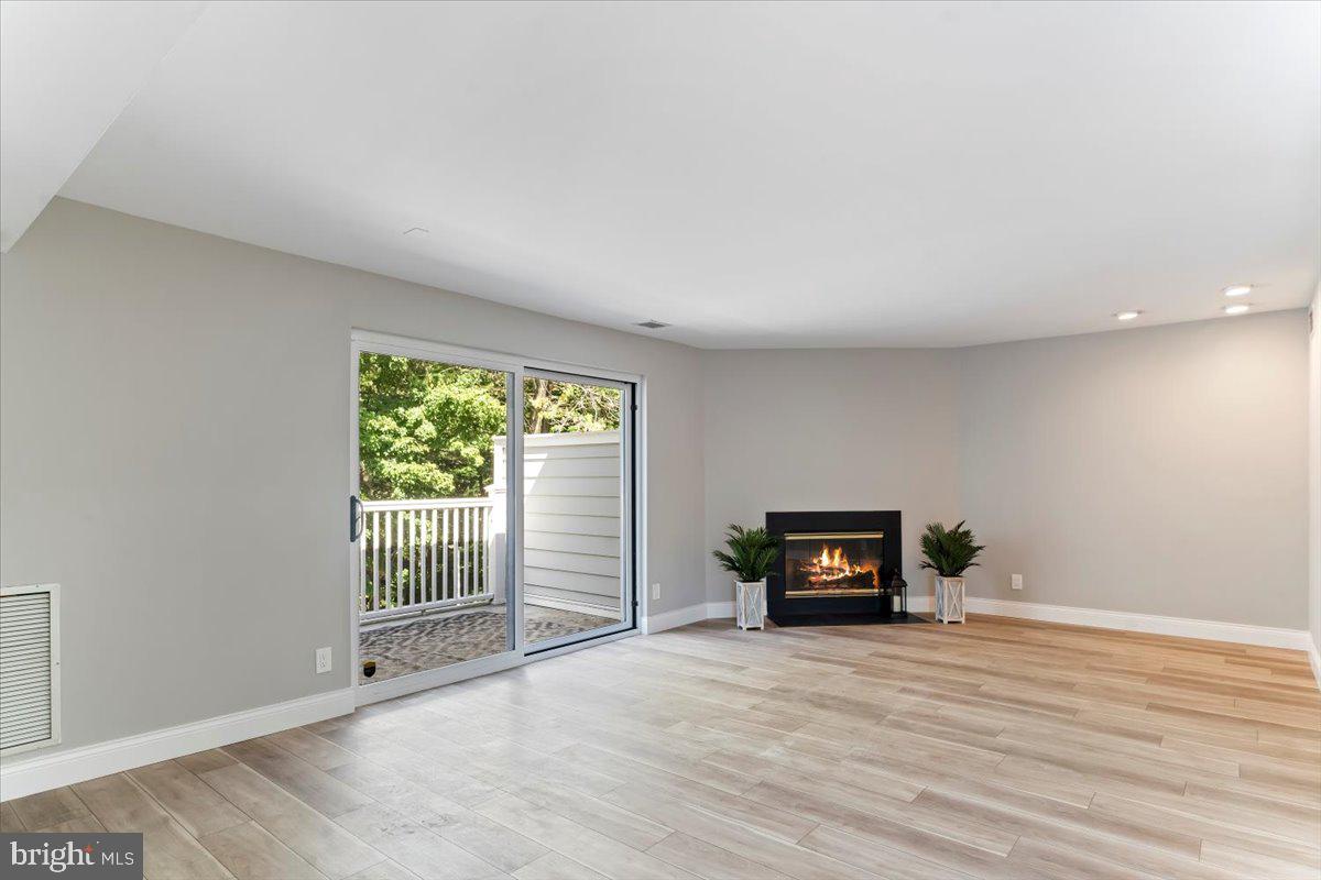 OAK HILL ESTATES - Residential Lease