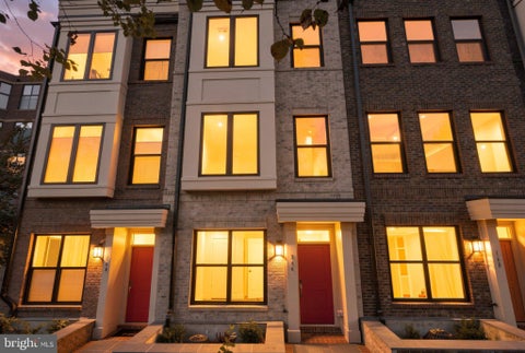 Townhouse For Rent - 166 N Lee Street<br/> FALLS CHURCH, VA 22046