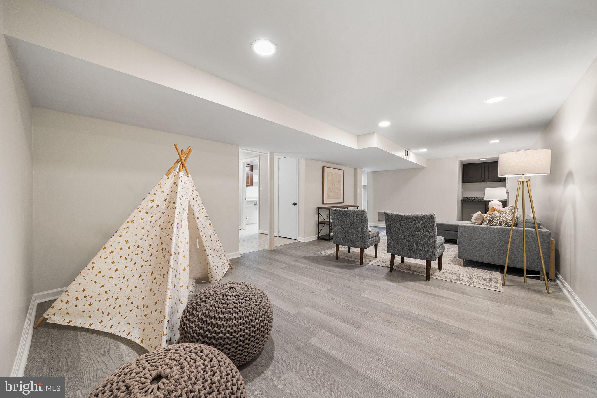 CRESCENT HILLS - Residential