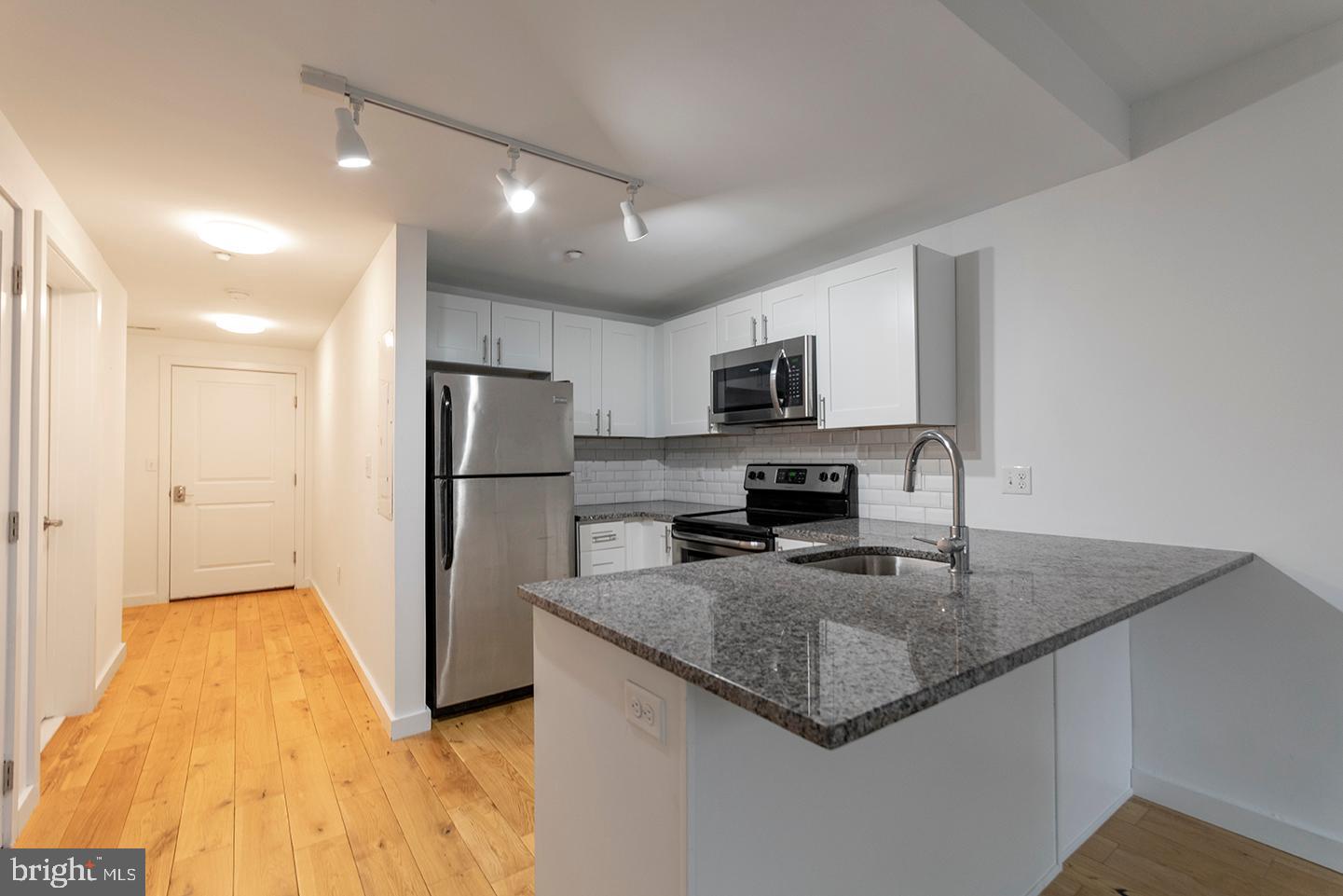 *Available 9/2!*
Modern Apartments for Rent in Old City Philadelphia Experience a thriving community and arts scene in Old City, Philadelphia. The Shirt Corner offers spacious, modern apartments with the subway and bus lines a half a block away, getting to Center City is a breeze. The Shirt Corner Apartments are located on the northeast corner of 3rd and Market streets in Old City Philadelphia. The “original” Shirt Corner, founded by Marvin Ginsberg in in 1960, was a retail store that sold men’s shirts. Amenities and features include Stainless Steel Appliances, Granite Counter Tops, Hardwood Floors, In-Unit Washer/dryers, Custom Tiled Bathrooms, Central Air/Heating, Elevator, Secured Entry, Fitness center, Bike Storage and Parking (additional fee )
Lease Terms: Generally, 1st month, and 1 month security deposit due at, or prior to, lease signing. Other terms may be required by Landlord such as last month’s rent upfront. $65 application fee per applicant. electricity, gas (if applicable), cable/internet and $10/mo technology fee. Water is a flat monthly fee of $60. $25 service fee plus cost of the air filter will be charged quarterly for routine air filter replacement. Landlord Requirements: Applicants to make 3x the monthly rent in verifiable gross income, credit history to be considered, no evictions within the past 5 years, and must have a verifiable rental history with on-time rental payments. Exceptions to this criteria may exist under the law and will be considered. Cosigners will be considered.
*Pricing reflects the net effective rent after a 1-month credit is applied to a 12-month lease at $1,900/mo.
*Small pets permitted with owner approval; $350 non-refundable pet deposit, $50/month pet rent
*Limited Parking Availability – Inquire with your Showing Agent for more info!