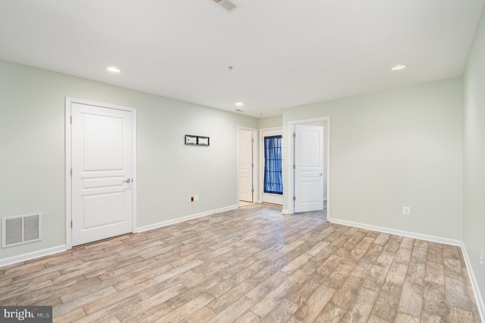 WHISPERING CREEK - Residential