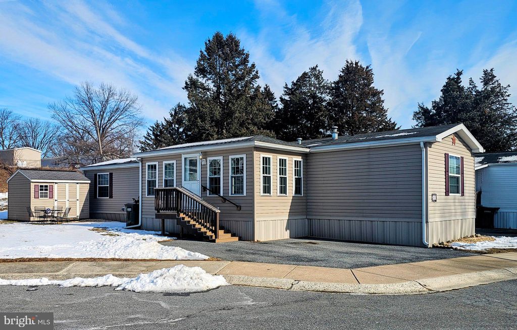 Photo of 927 Emerald Street, EPHRATA, PA 17522 (MLS # PALA2082976)