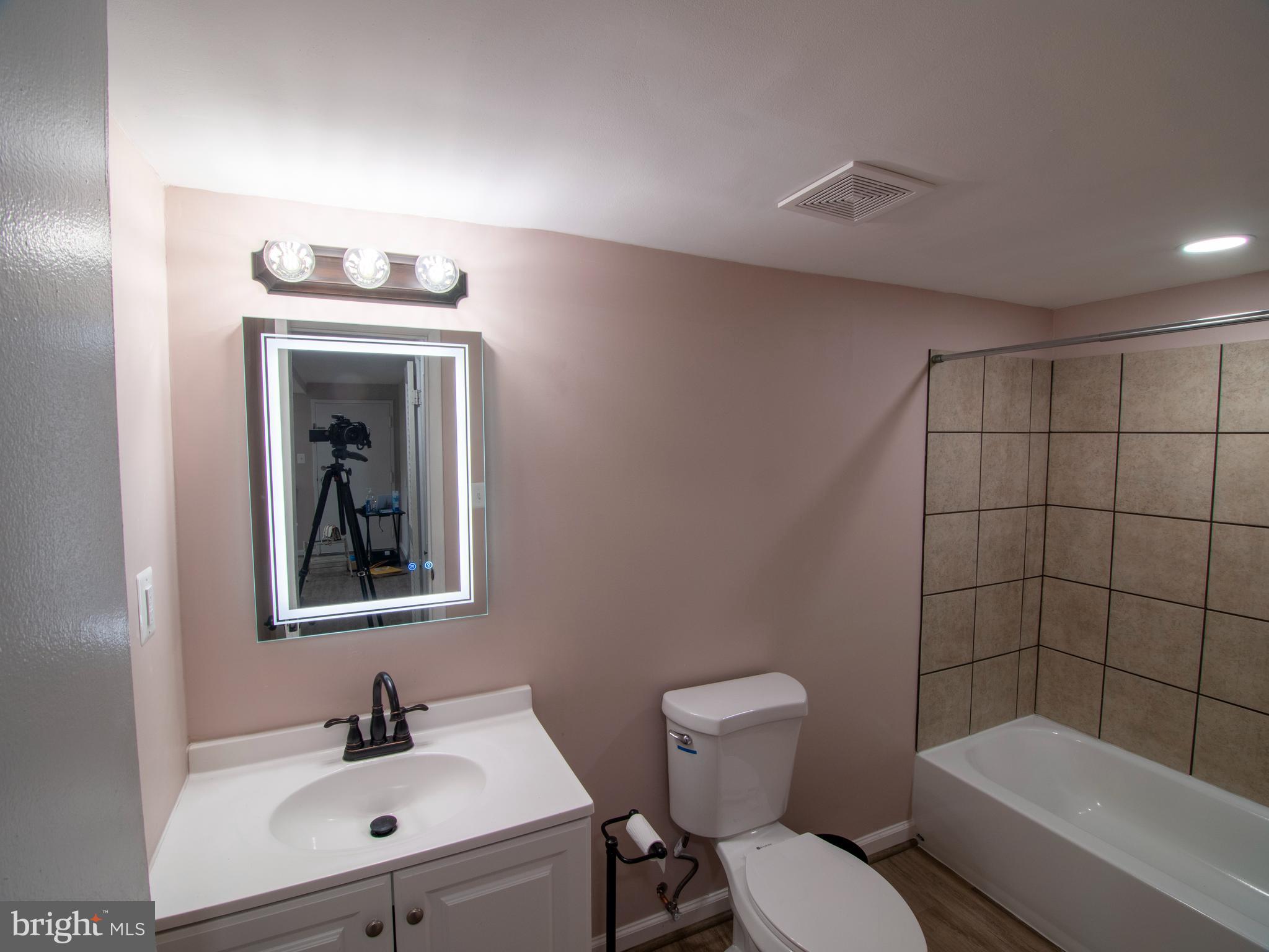 HUNTLEY SQUARE CONDOMINIUMS - Residential Lease