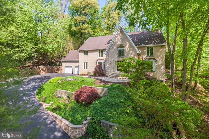 Fantastic NEW PRICE!!!! Large contemporary, completely renovated, large open spaces, top of the line Kitchen, Family room, sun room, Library, 2 story Living Room, Great Master suite w/fireplace and sitting room.Over 7000 sqft of great entertaining and living space.5 Bedrooms, 4.5 Baths, 2 car garage,heated drive