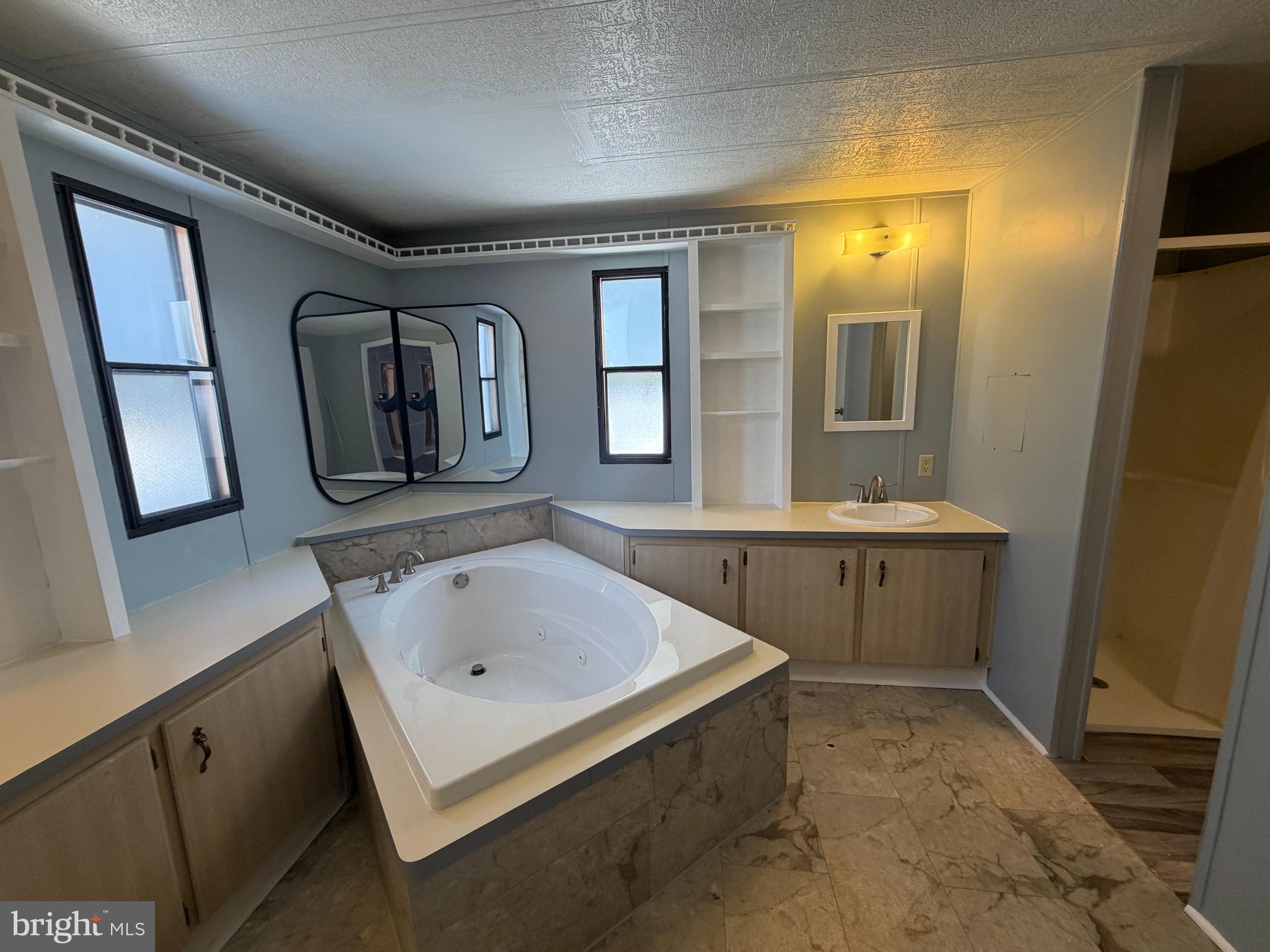 HOLLY VILLAGE MOBILE - Residential