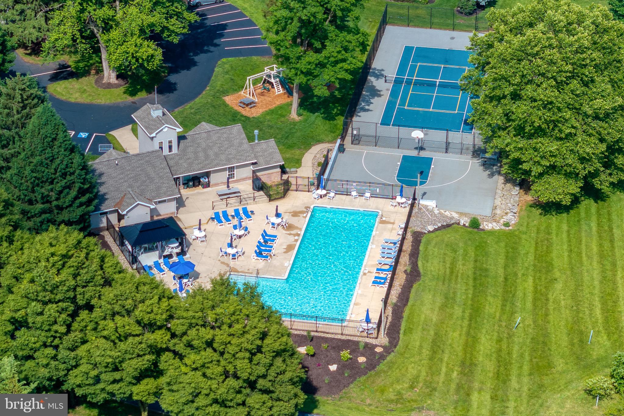 40 OAK KNOLL CIRCLE