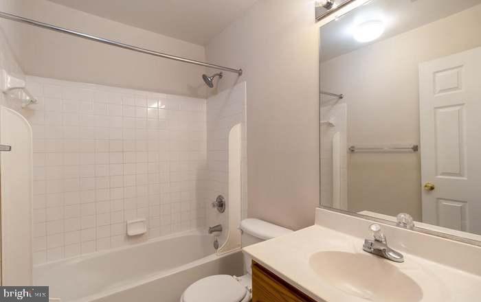 SIGNATURE AT BROADLANDS - Residential Lease