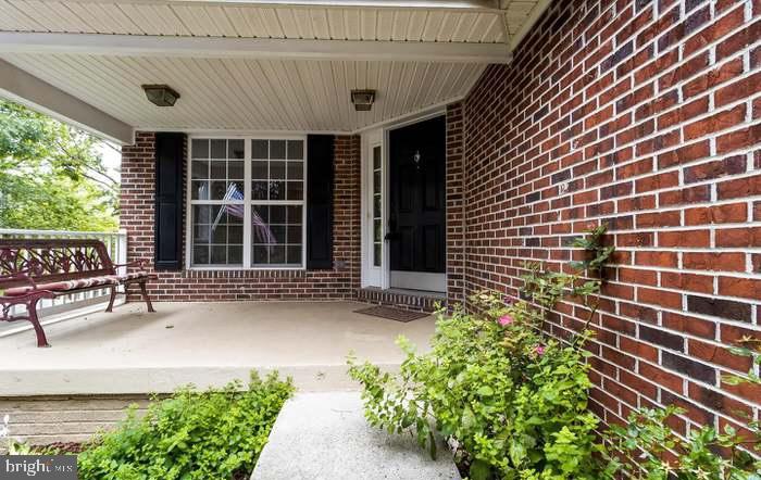 SIGNATURE AT BROADLANDS - Residential Lease