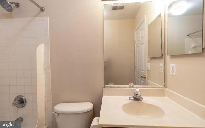 SIGNATURE AT BROADLANDS - Residential Lease