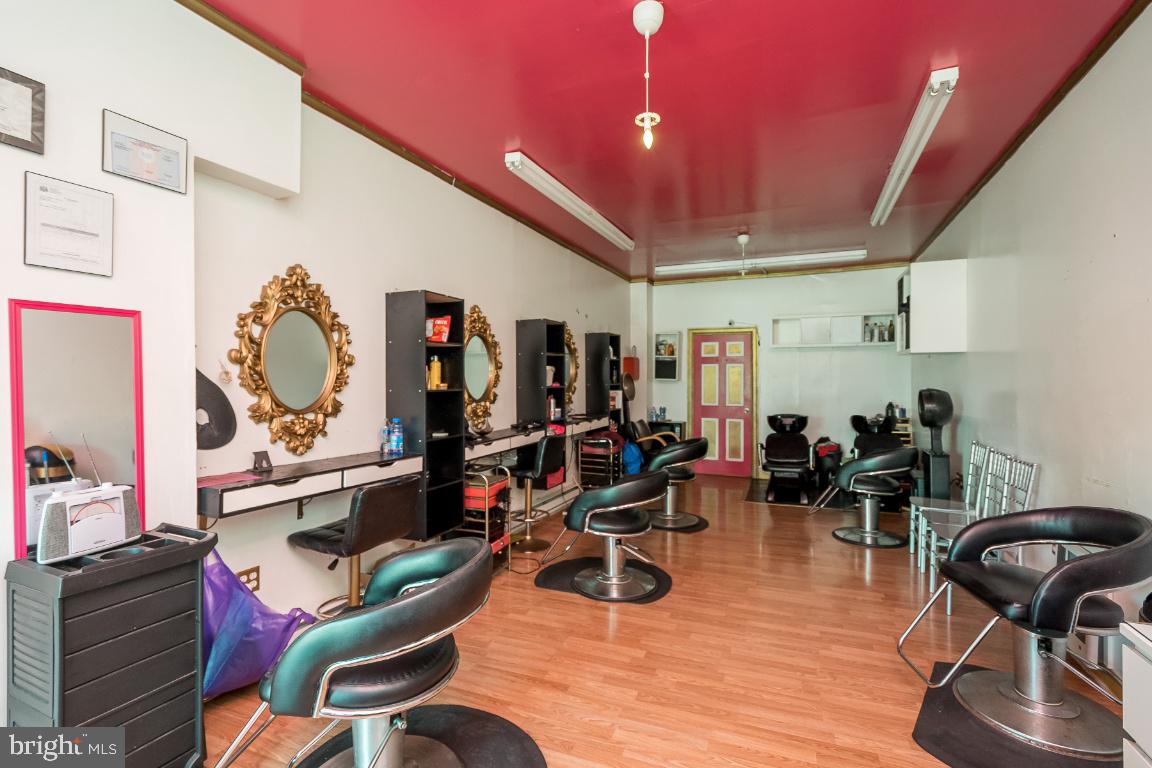 UNIVERSITY CITY - Residential Income