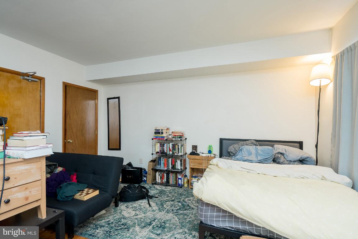 UNIVERSITY CITY - Residential Income