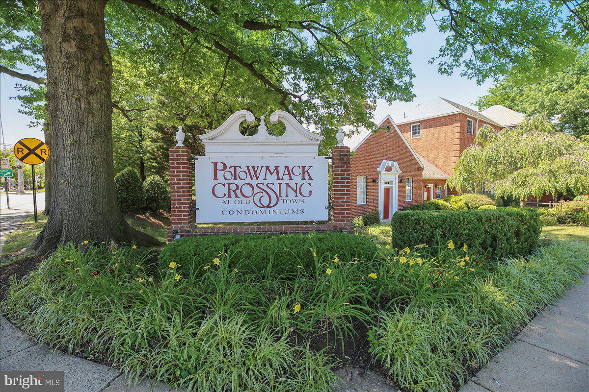 1702 W ABINGDON DRIVE 201
