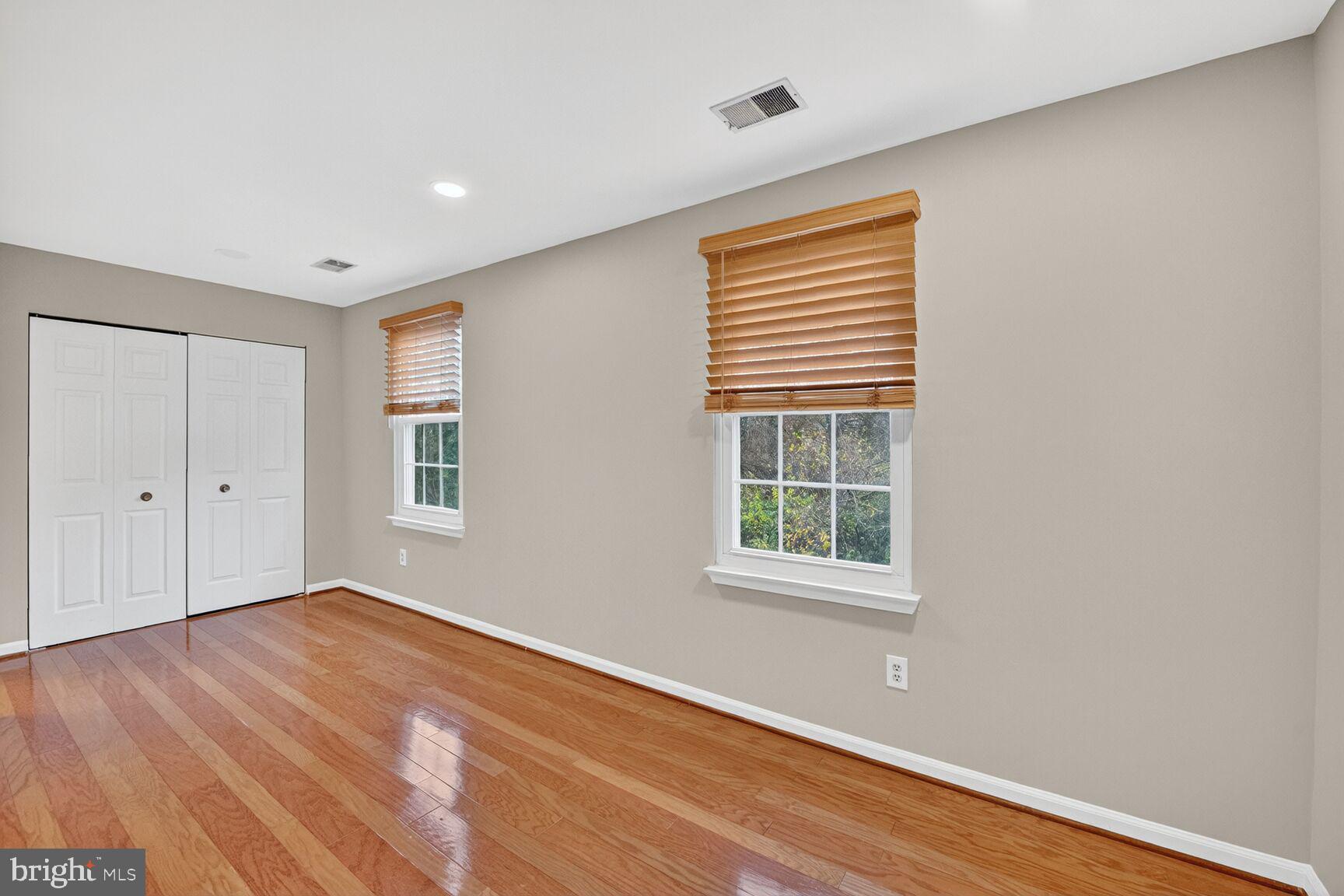 LONDON TOWN WEST - Residential Lease