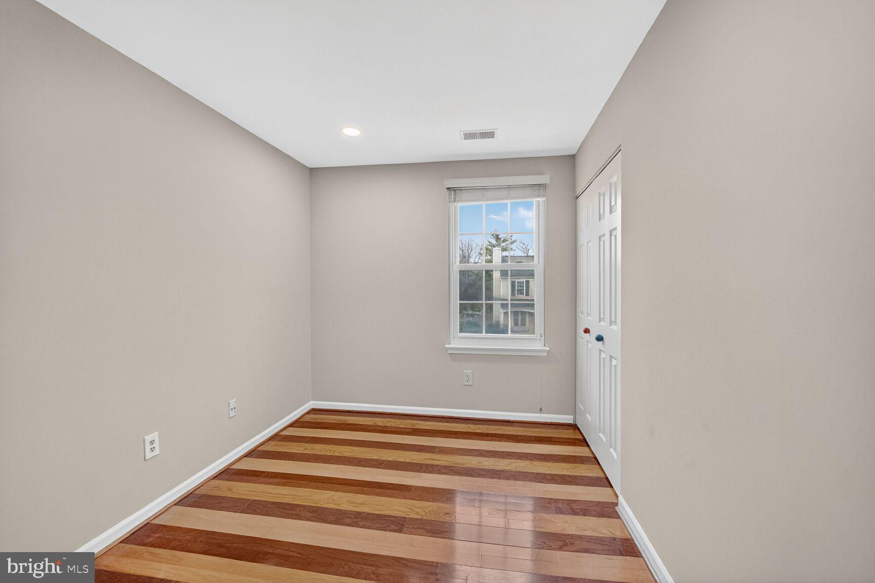 LONDON TOWN WEST - Residential Lease