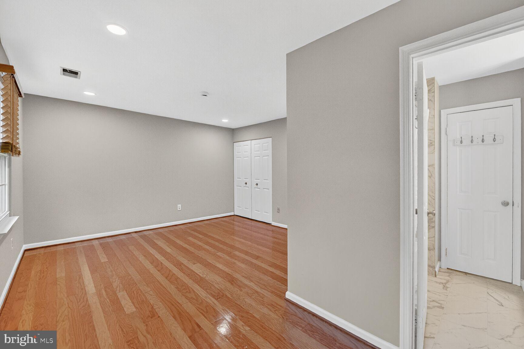 LONDON TOWN WEST - Residential Lease