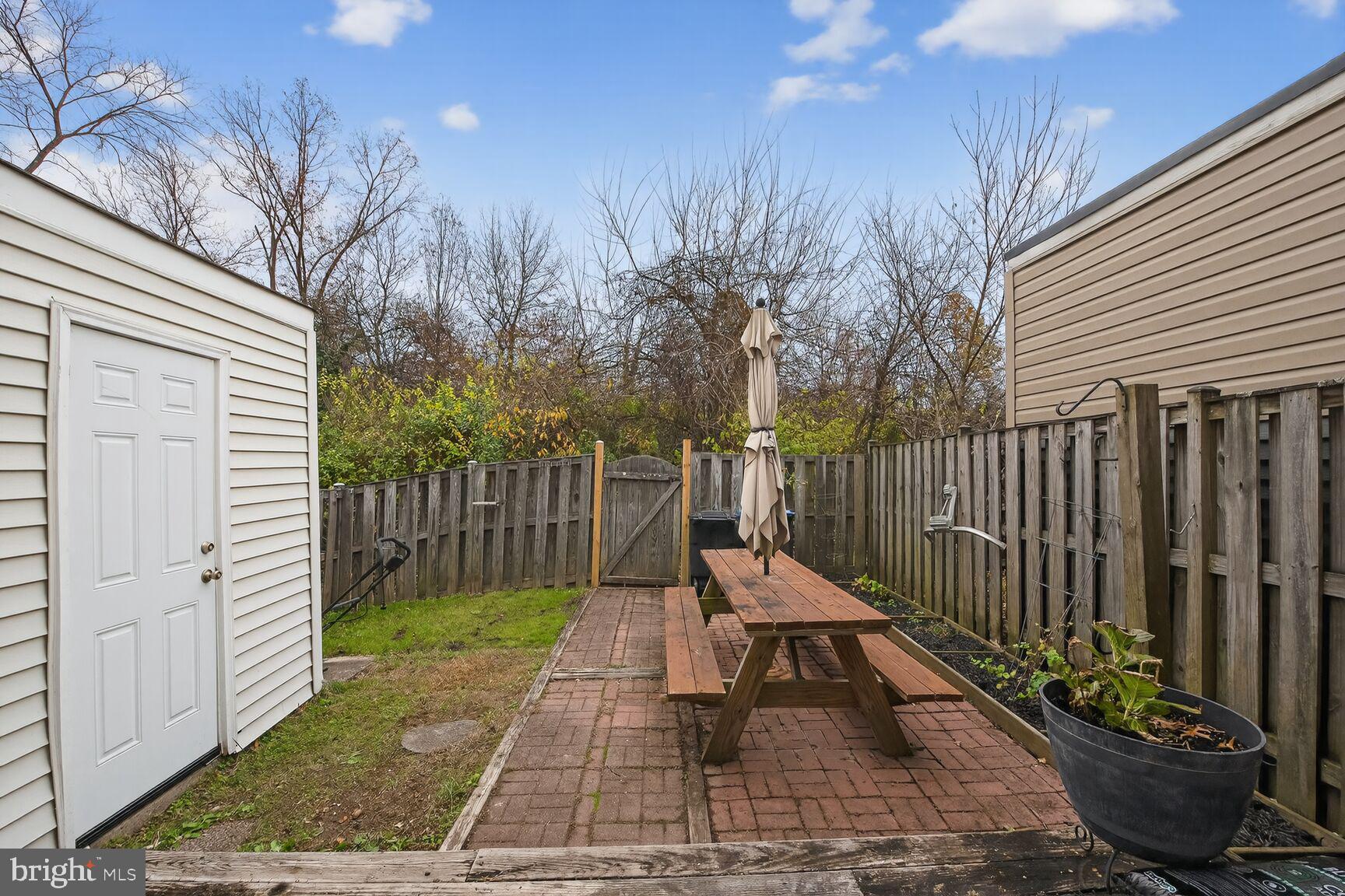 LONDON TOWN WEST - Residential Lease