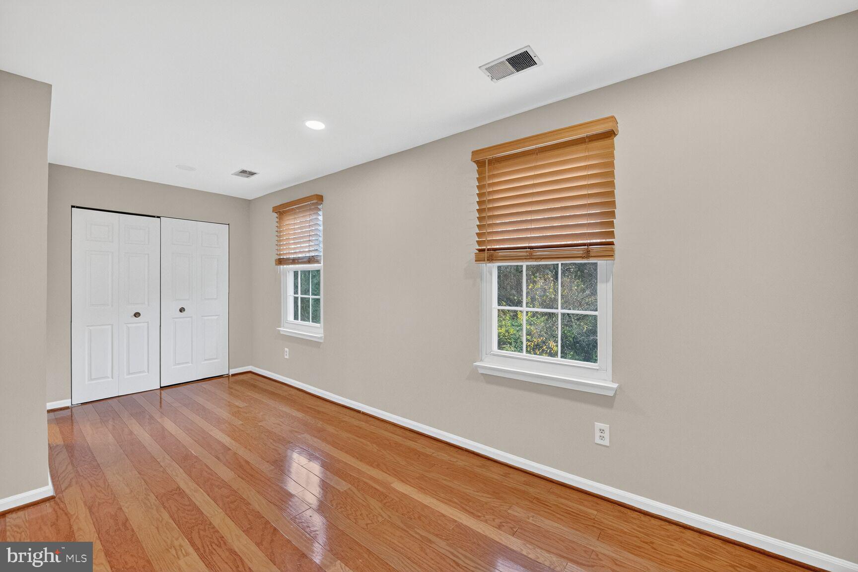 LONDON TOWN WEST - Residential Lease