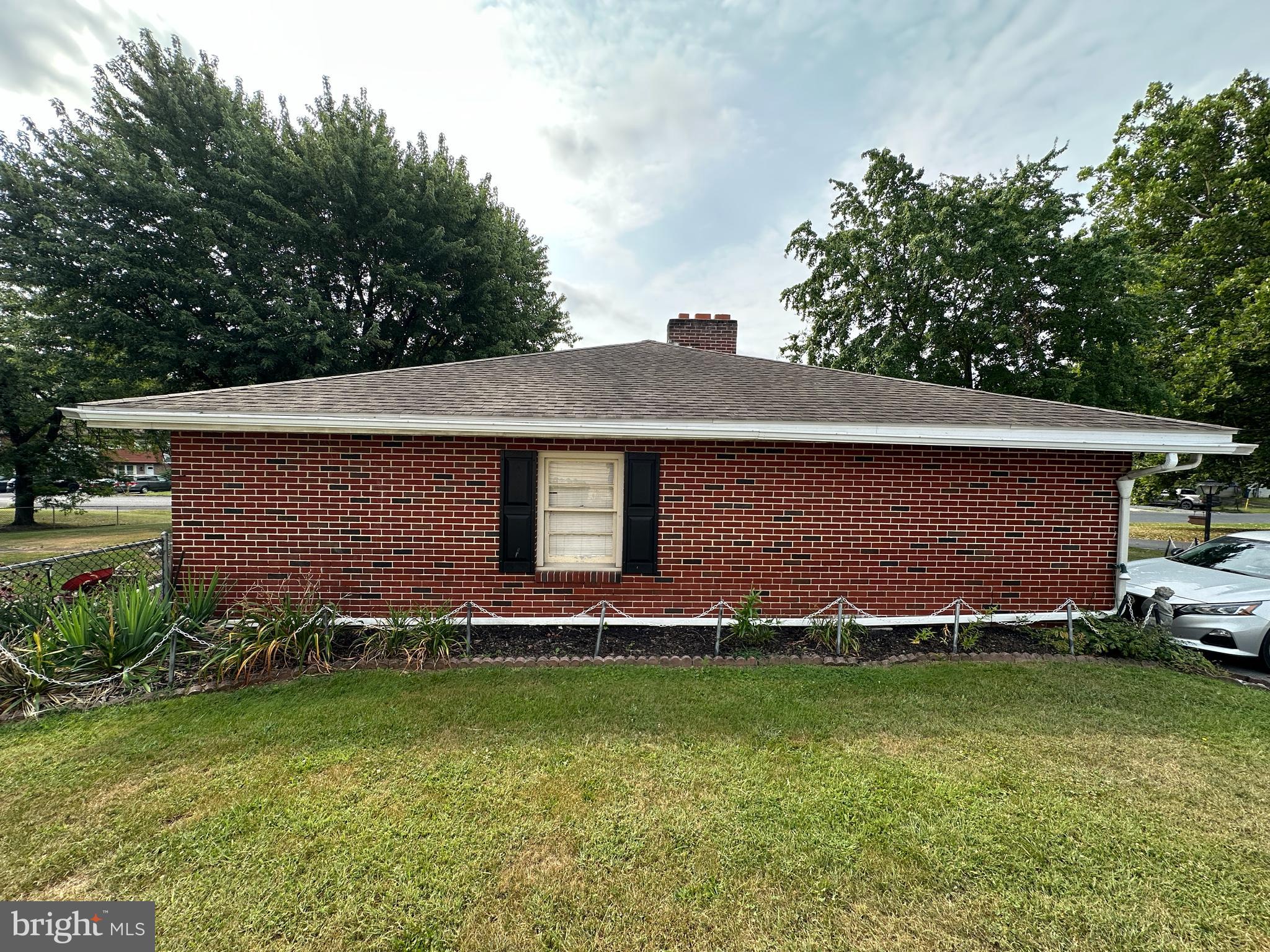 1913 MAPLEWOOD DRIVE