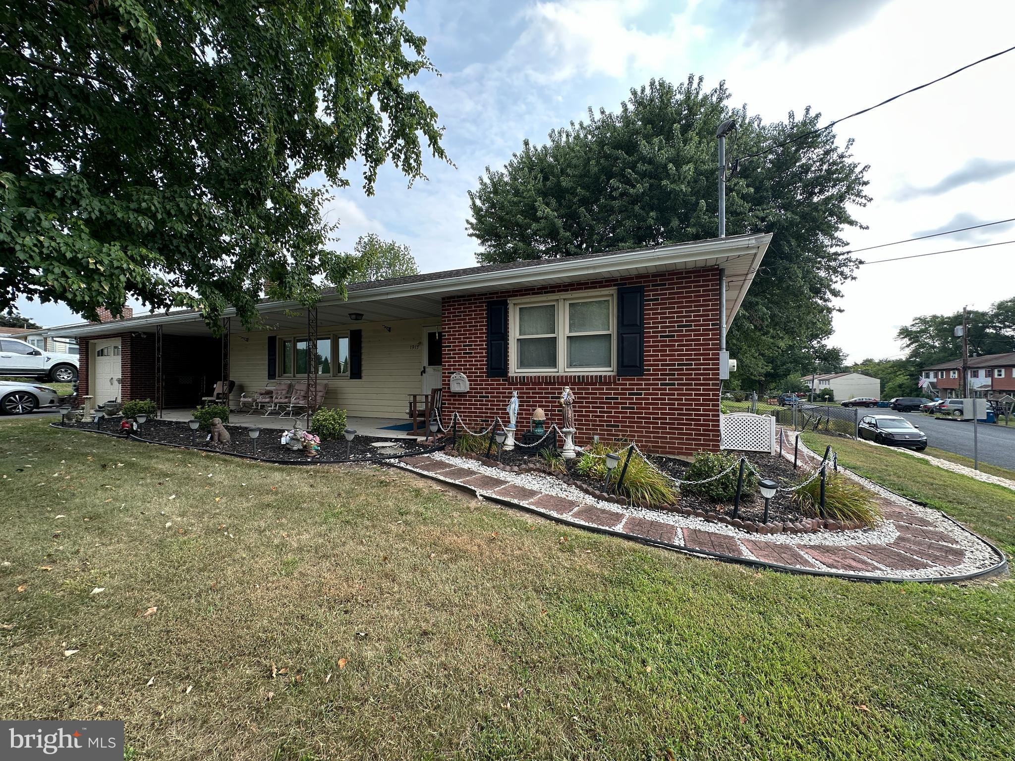 1913 MAPLEWOOD DRIVE
