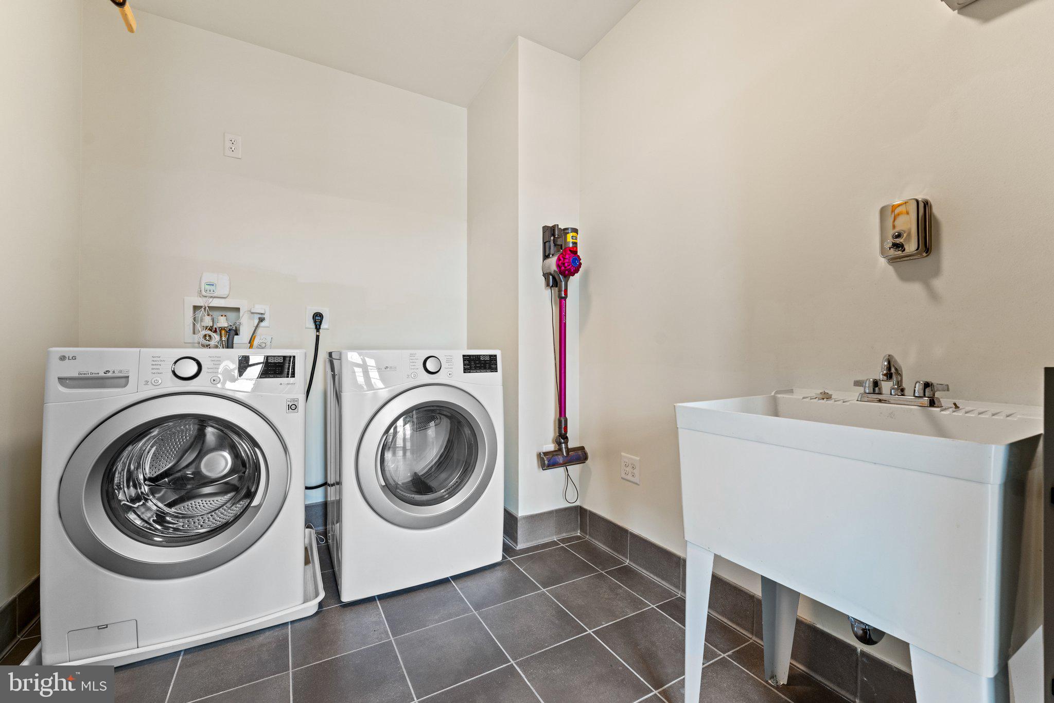 THE SIGNET - Residential