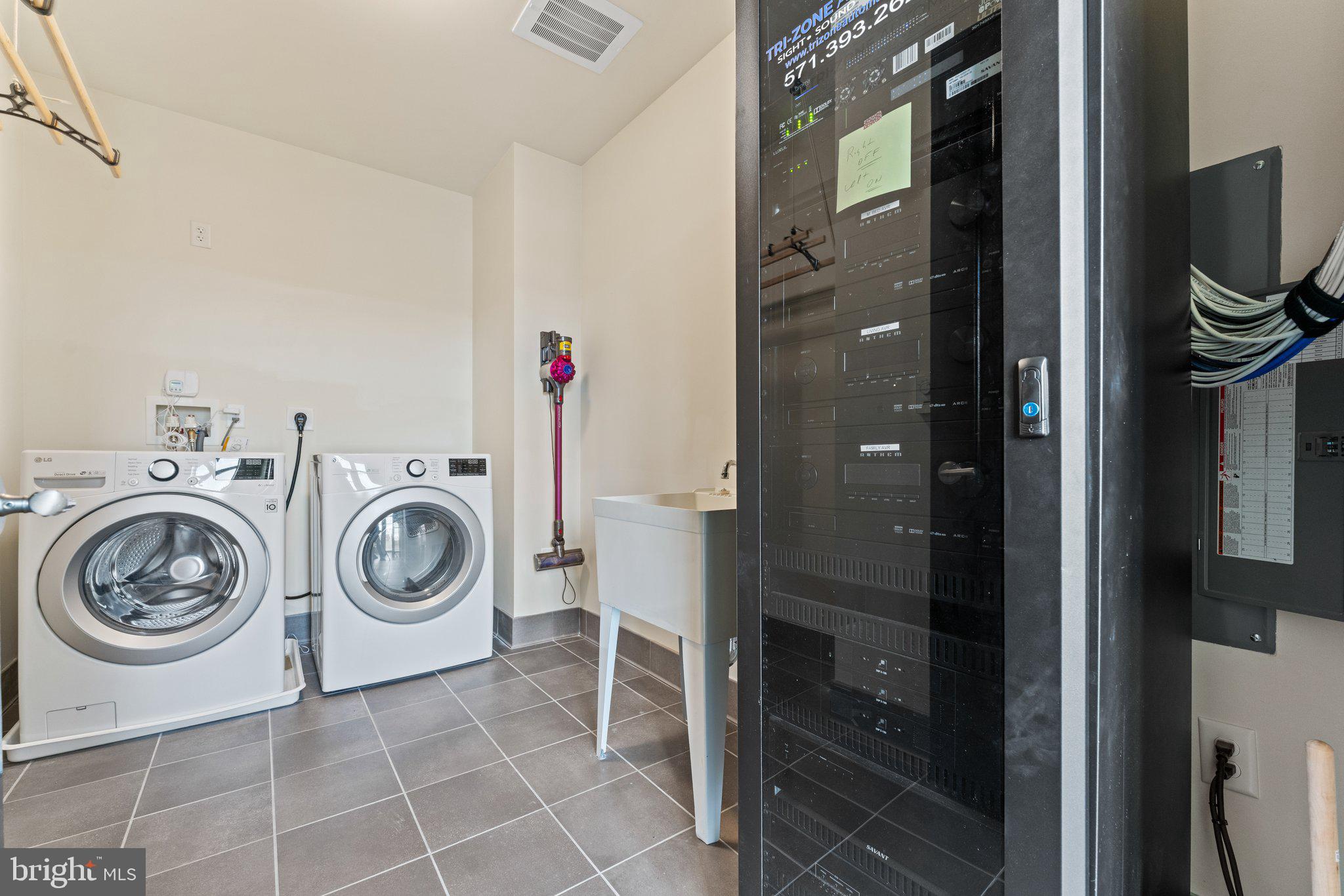 THE SIGNET - Residential